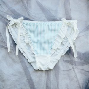 Soie pour culotte en satin faux seins travestis taille moyenne