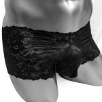 Dentelle blanche sur culotte féminine